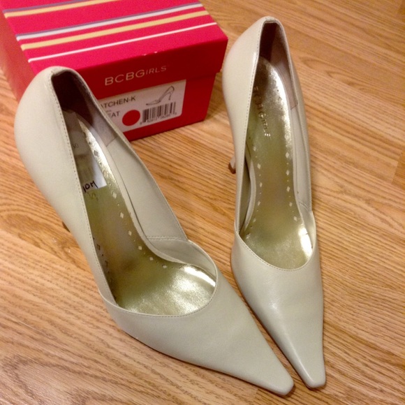 BCBGirls Pumps Heels. Cream/Wheat/Neutral color. NEW!  Unique cut! - Picture 3 of 8